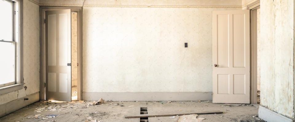 Appartement en cours de curage, cloisons déposées, gravats au sol