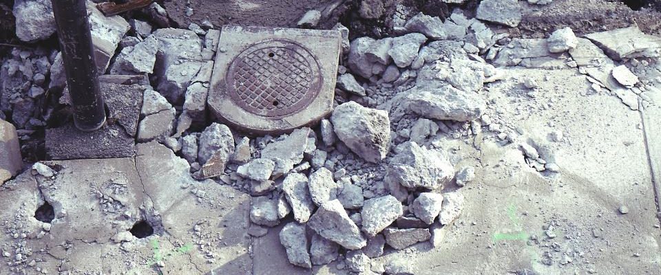 Gravats de béton triés avant évacuation en benne