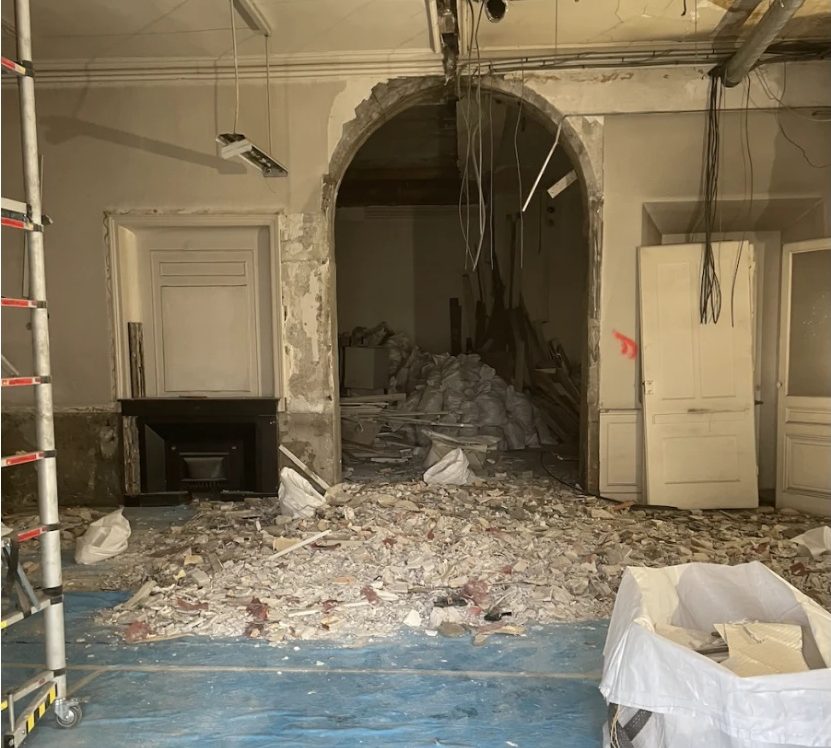 Ouverture dans un mur porteur à Saint-Cyr-au-Mont-d'Or, sol protégé et gravats regroupés